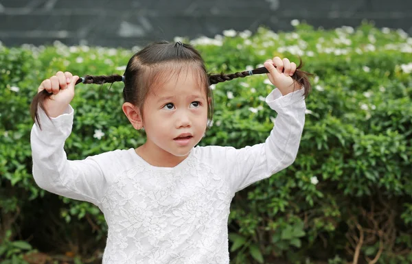 Portret Azjatycki Dziecko Dziewczynka Post Dotykając Jej Włosy Warkocze Jej — Zdjęcie stockowe