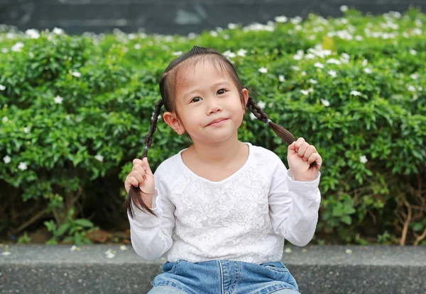 Portret Azjatycki Dziecko Dziewczynka Trzymając Włosy Warkocze Jej Włosy Jest — Zdjęcie stockowe