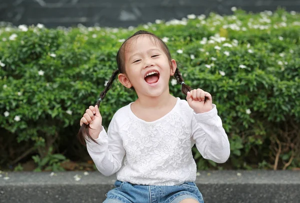 Porträt Eines Asiatischen Mädchens Mit Zöpfen Ihr Haar Ist Zwei — Stockfoto