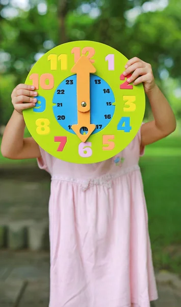 Kleines Mädchen Zeigt Sich Uhr Rund Die Uhr Garten — Stockfoto