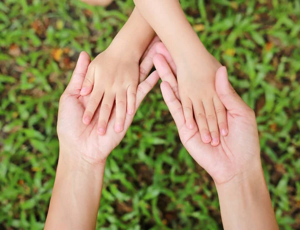 Kind Moeder Hand Hand Eenheid Steunen Elkaar — Stockfoto