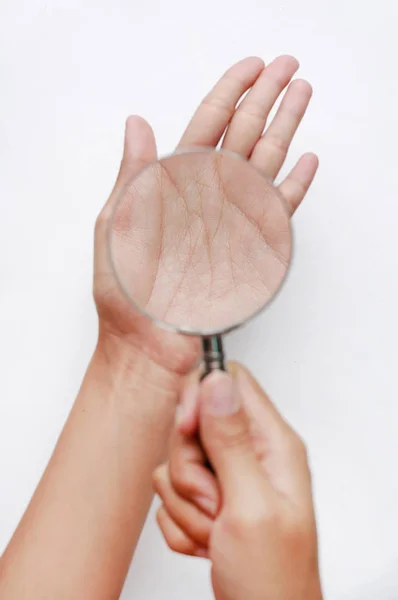 Lupe Auf Frauenhand Vor Weißem Hintergrund — Stockfoto