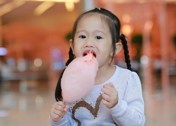 Маленькая Девочка Ест Сладкие Губки Конфеты — стоковое фото