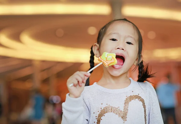 Menina Bonito Comendo Estrela Pirulito Doce — Fotografia de Stock