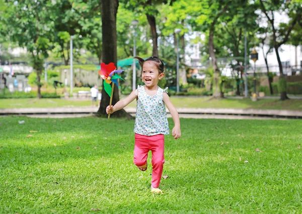 Glückliches Asiatisches Kindermädchen Mit Windrad Garten — Stockfoto