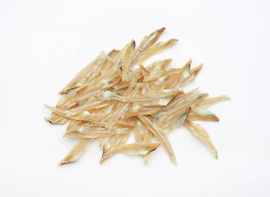 Beyaz arka plan üzerinde kurutulmuş küçük balık izole