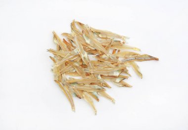 Beyaz arka plan üzerinde kurutulmuş küçük balık izole