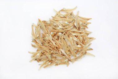 Beyaz arka plan üzerinde kurutulmuş küçük balık izole