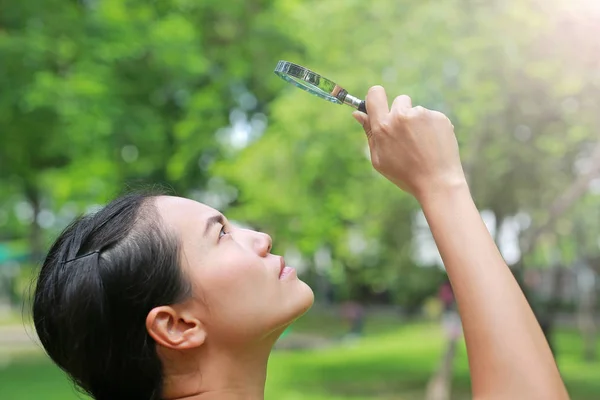 Mujer Asiática Con Lupa Jardín — Foto de Stock