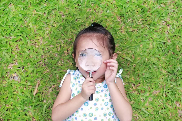 Menina Asiática Com Uma Lupa Nos Olhos Jardim — Fotografia de Stock