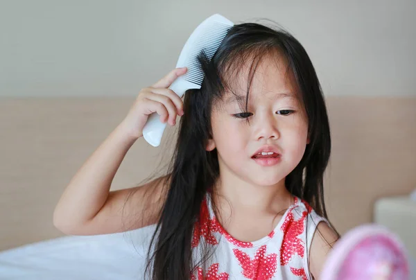 Menina Bonito Penteando Seu Cabelo Com Espelho Olhando Sua Mão — Fotografia de Stock