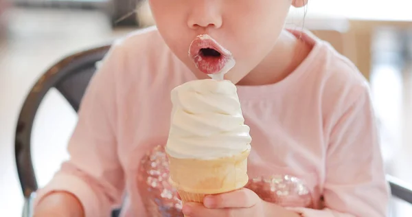 Carino Bambina Che Mangia Gelato — Foto Stock