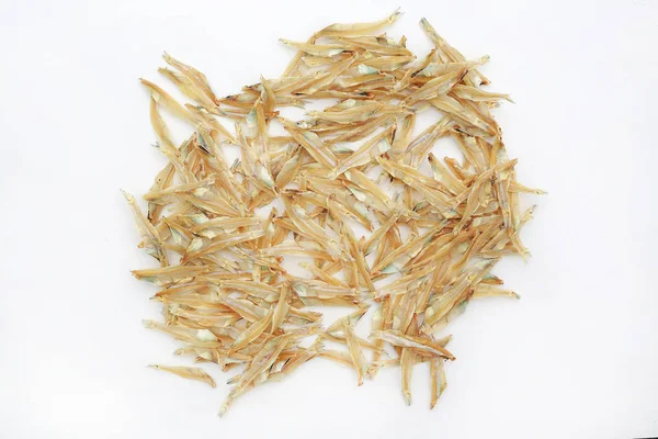 Kurutulmuş hamsi balık beyaz arka plan üzerinde izole