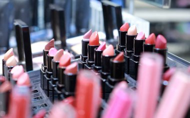 Birçok farklı renkli ruj profesyonel makyaj seti