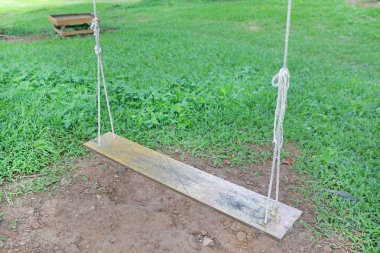 Boş salıncak bahçe içinde yer