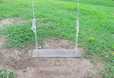 Boş salıncak bahçe içinde yer