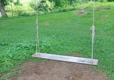 Boş salıncak bahçe içinde yer