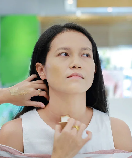 Retrato Mulher Asiática Com Maquiagem Processo Maquiagem — Fotografia de Stock