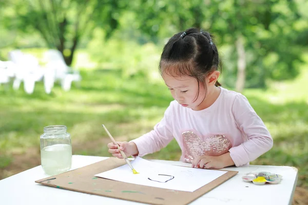 Portrait Enfant Asiatique Mignon Assis Une Table Dans Une Peinture — Photo