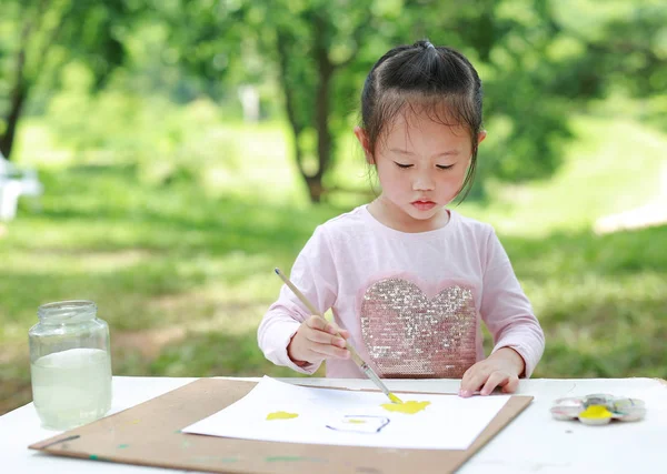 Porträt Eines Süßen Asiatischen Mädchens Das Einem Tisch Einem Sommergarten — Stockfoto