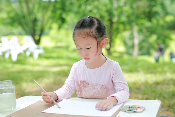 Niño Feliz Sentado Mesa Pintando Con Pincel Sobre Papel Arte — Foto de Stock