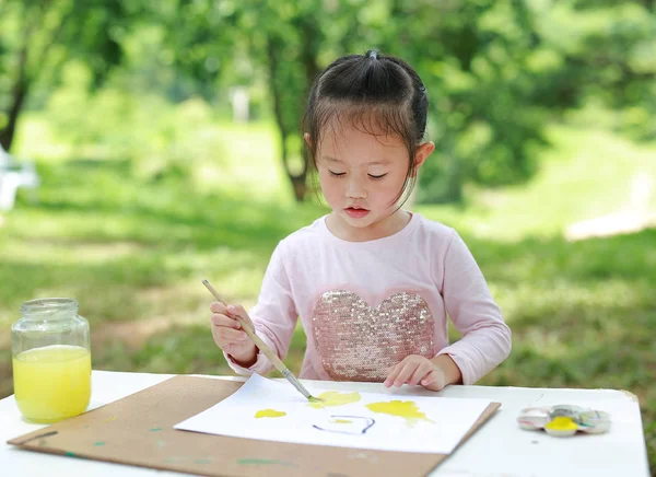 Asiatique Enfant Fille Peinture Avec Pinceau Sur Papier Art Sur — Photo