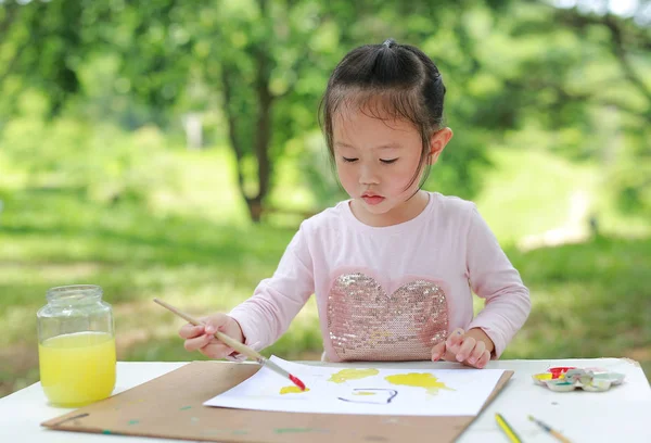Enfant Heureux Assis Sur Table Peignant Pinceau Sur Papier Art — Photo