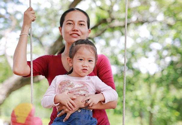 Gelukkig Aziatische Moeder Haar Dochter Liggend Het Swingen Tuin — Stockfoto