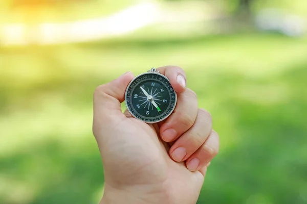 Hand Hält Einen Kompass Vor Dem Hintergrund Der Natur — Stockfoto