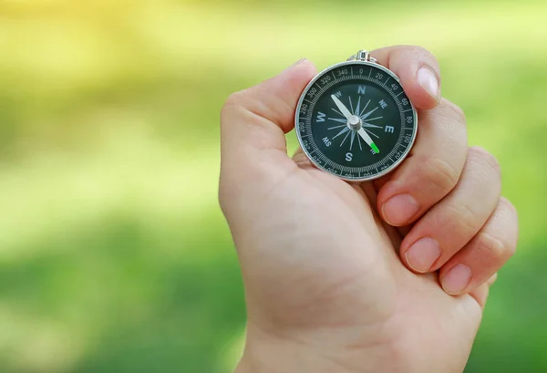 Handen Håller Kompass Mot Naturen Bakgrund — Stockfoto