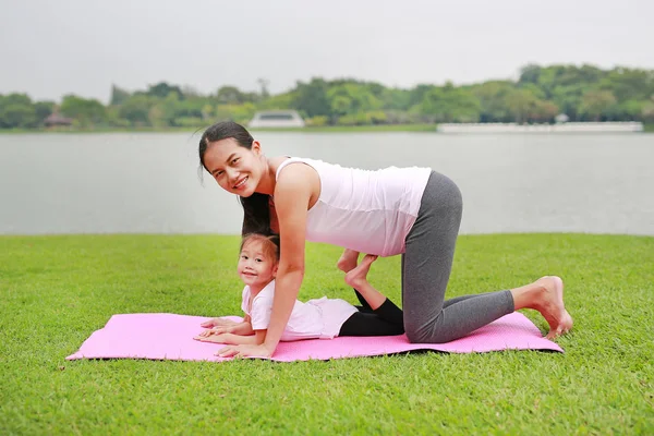 Zwangere Moeder Haar Dochter Doen Yoga Het Openbare Park — Stockfoto