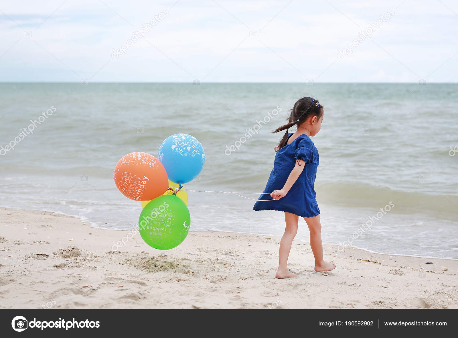 Petite Fille Mignonne Jouant Aux Ballons Avec Texte Joyeux