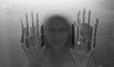 Buzlu cam - şiddet kavramı arka plan üzerinde kişi gölgeler