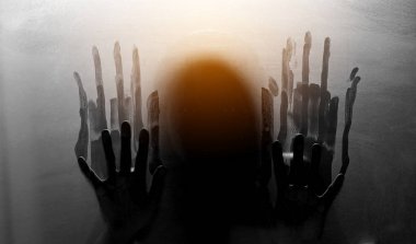 Buzlu cam - şiddet kavramı arka plan üzerinde kişi gölgeler