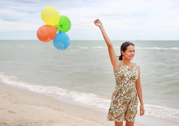 Close Mujer Feliz Jugando Globo Playa Vacaciones Concepto Vacaciones — Foto de Stock