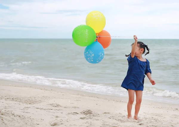 Linda Niña Jugando Globos Con Texto Feliz Cumpleaños Playa — Foto de Stock