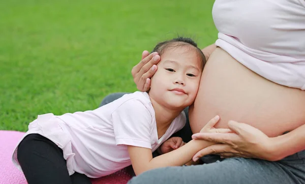 Ασιατικό Χαριτωμένο Κορίτσι Που Ακούει Έγκυος Μητέρα Του Στομάχου — Φωτογραφία Αρχείου