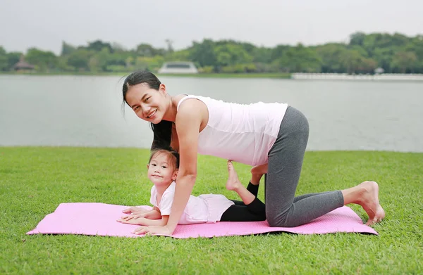 Zwangere Vrouw Haar Kind Meisje Doen Yoga Het Openbare Park — Stockfoto
