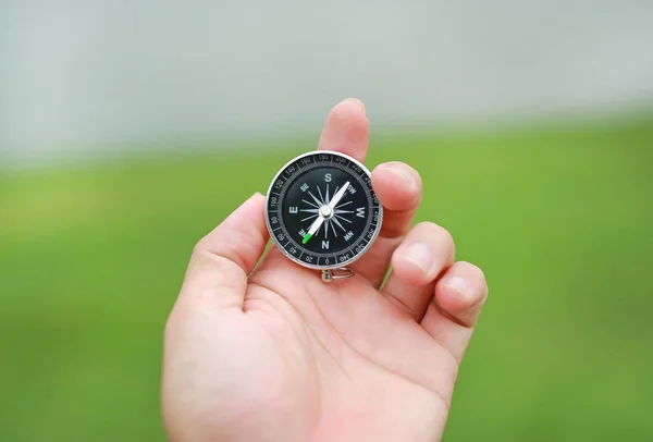 Kompas Ruce Proti Přírodě Pozadí — Stock fotografie