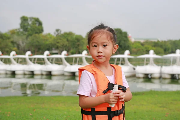 Портрет Маленькой Девочки Спасательном Жилете Общественном Парке — стоковое фото
