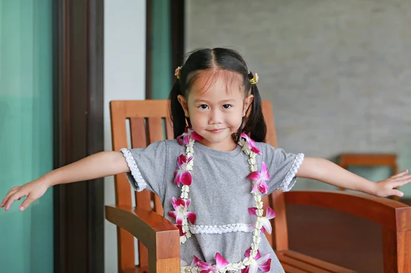 Ázsiai Gyermek Lány Szívesen Orchideák Garland — Stock Fotó
