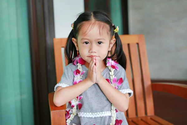 Mała Dziewczynka Tajlandia Szacunek Sawatdee Siedzi Drewnianym Krześle — Zdjęcie stockowe