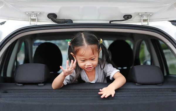 Araba Hatchback Kapı Yalan Mutlu Asyalı Çocuk Kız — Stok fotoğraf