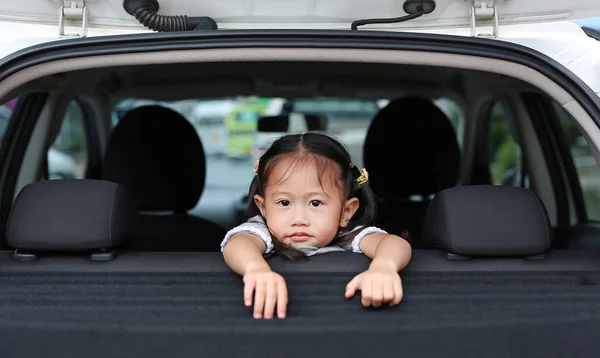 Menina Asiática Feliz Deitado Porta Hatchback Carro — Fotografia de Stock