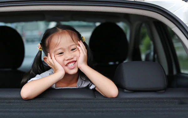 Lyckligt Asiatiska Barn Flicka Liggande Bilen Halvkombi Dörren — Stockfoto