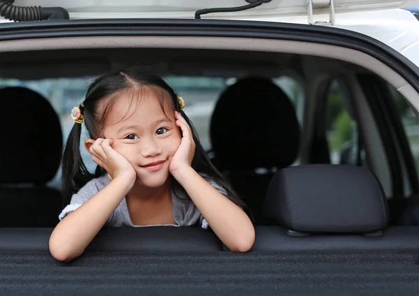 Lyckligt Asiatiska Barn Flicka Liggande Bilen Halvkombi Dörren — Stockfoto