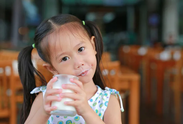 Belle Petite Fille Mignonne Buvant Verre Lait Frais Une Alimentation — Photo