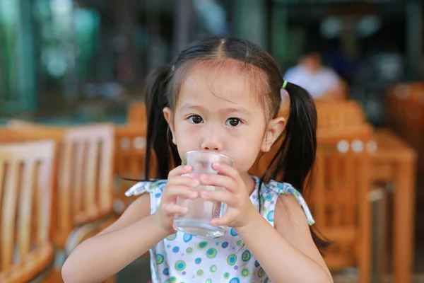 Gadis Kecil Asia Minum Air Dari Gelas Kafe Pada Pagi — Stok Foto