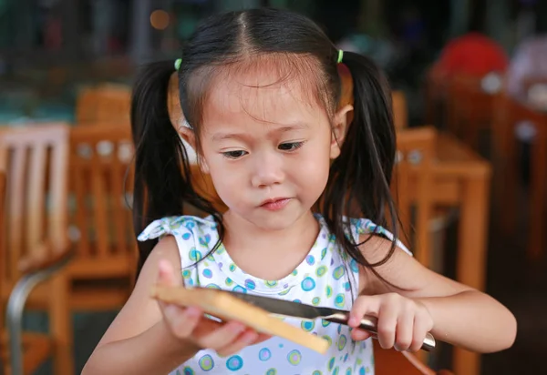 Ładny Mały Asian Girl Jedzenia Chleb Arkuszy Azjatyckie Dziewczyny Śniadanie — Zdjęcie stockowe