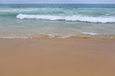 Dalga deniz manzara görünümünü plaj kum üzerinde.